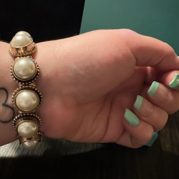 Gorgeous faux Pearl bracelet - Picture 2 of 3